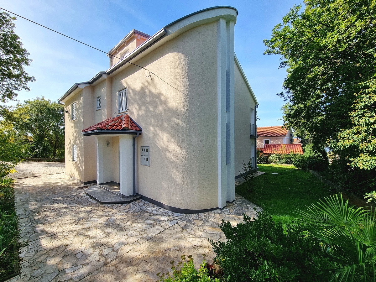 Malinska, samostojna hiša z vrtom na mirni lokaciji z razgledom!