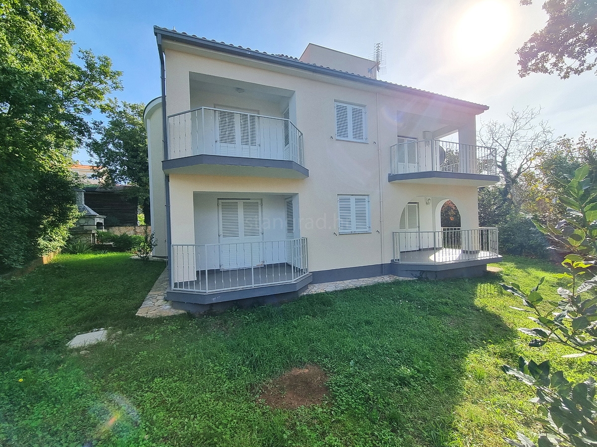 Malinska, samostojna hiša z vrtom na mirni lokaciji z razgledom!