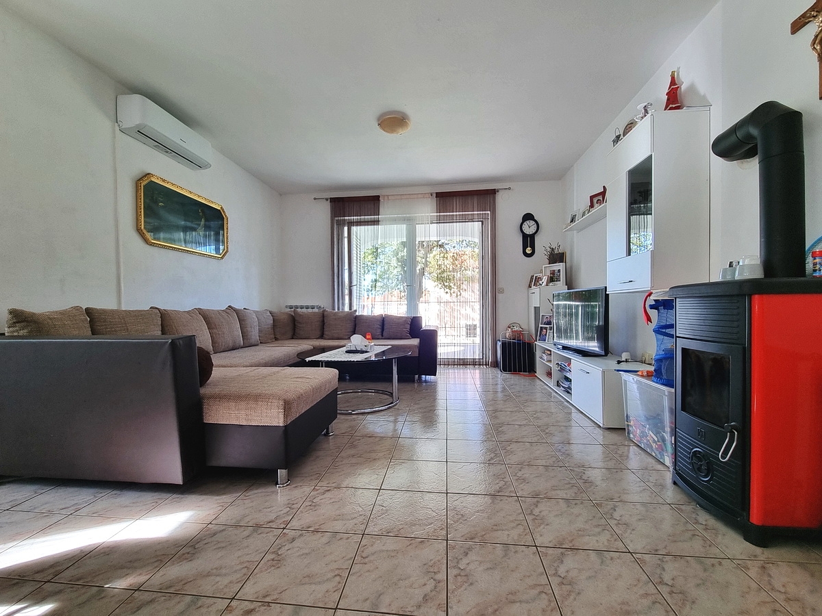 Malinska, samostojna hiša z vrtom na mirni lokaciji z razgledom!