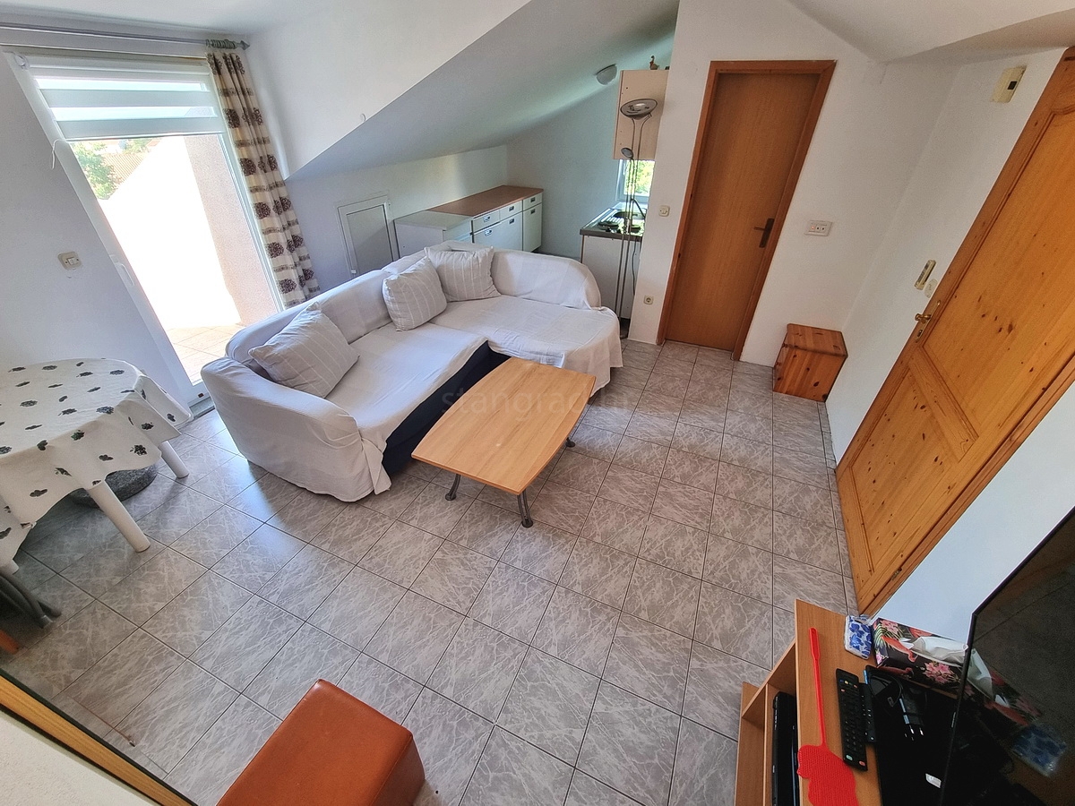 Malinska, samostojna hiša z vrtom na mirni lokaciji z razgledom!