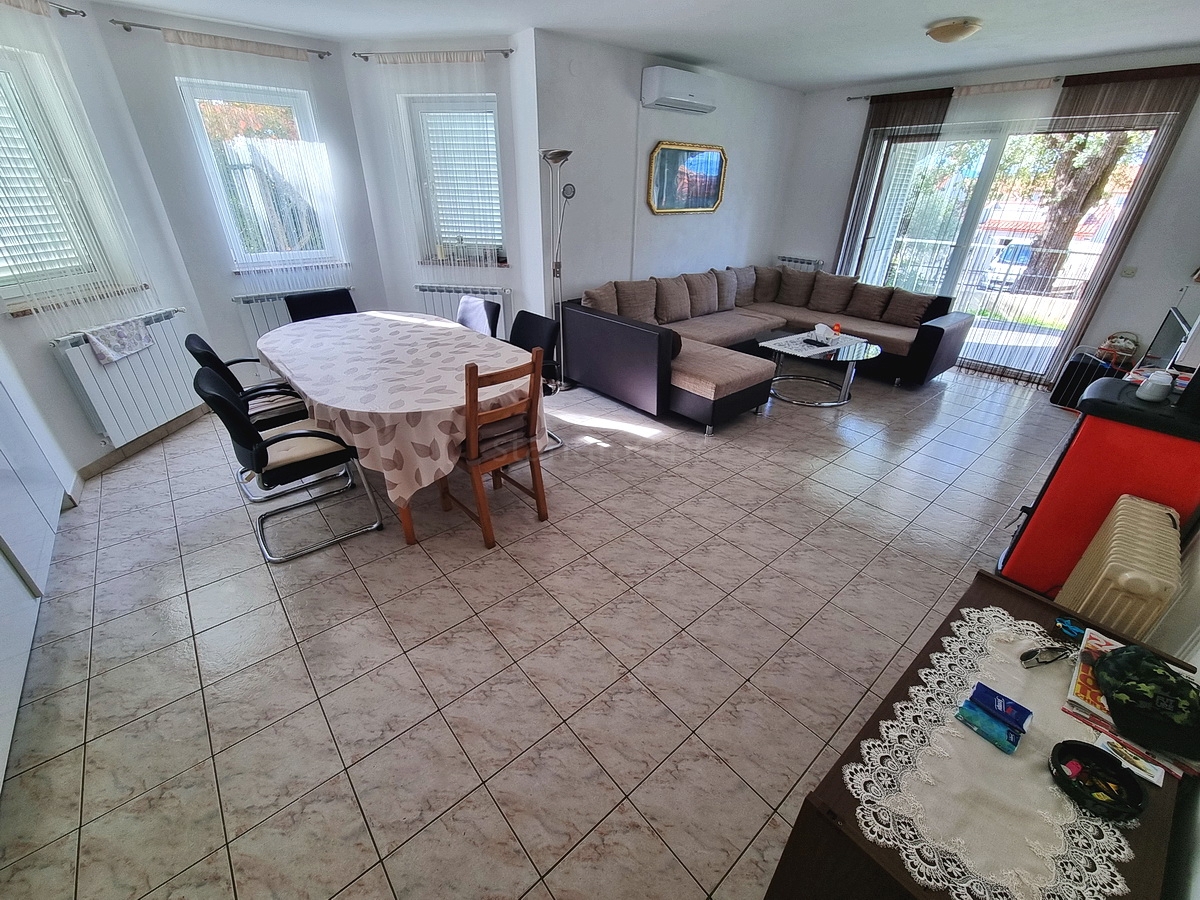 Malinska, samostojna hiša z vrtom na mirni lokaciji z razgledom!