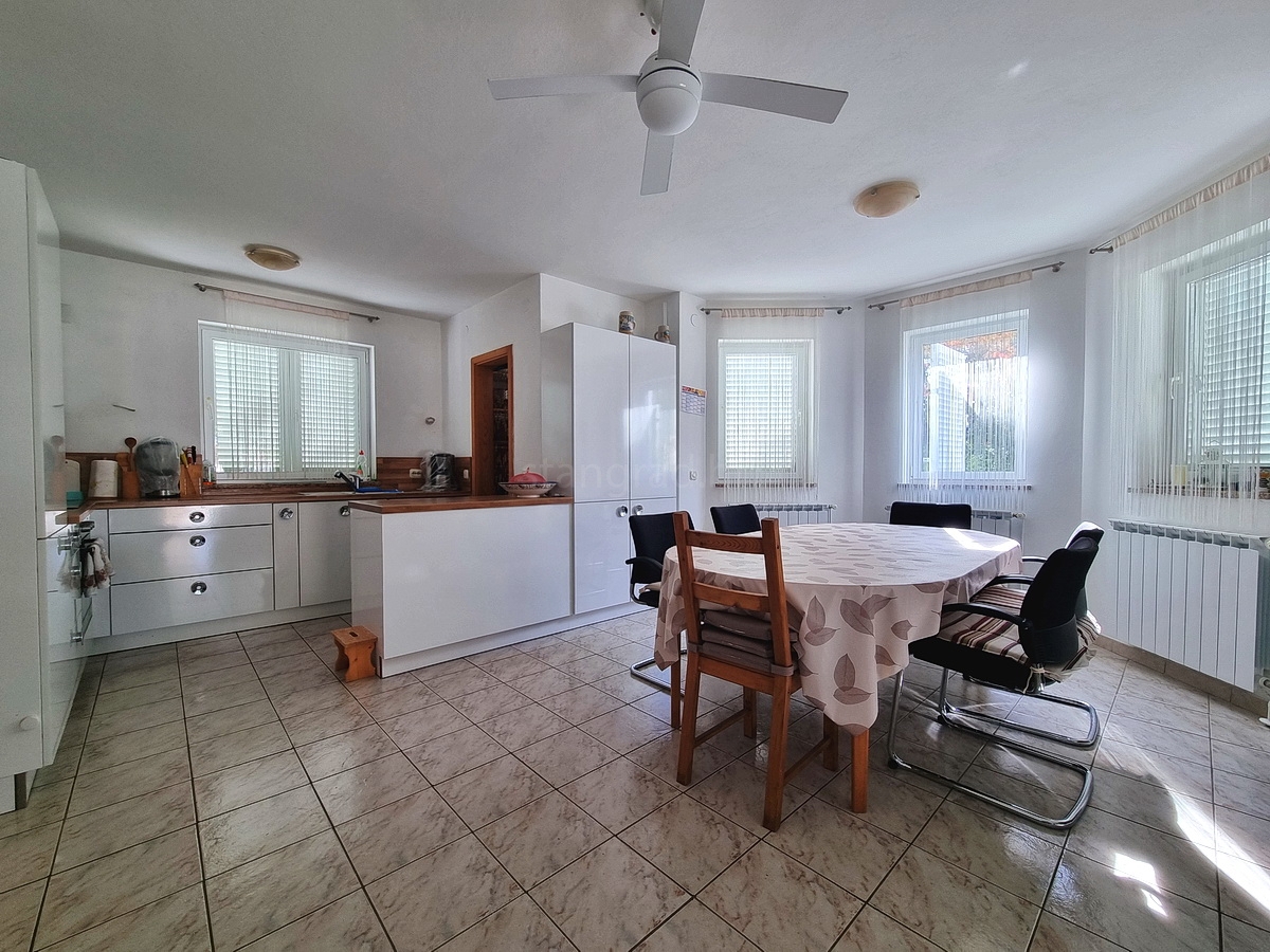 Malinska, samostojna hiša z vrtom na mirni lokaciji z razgledom!