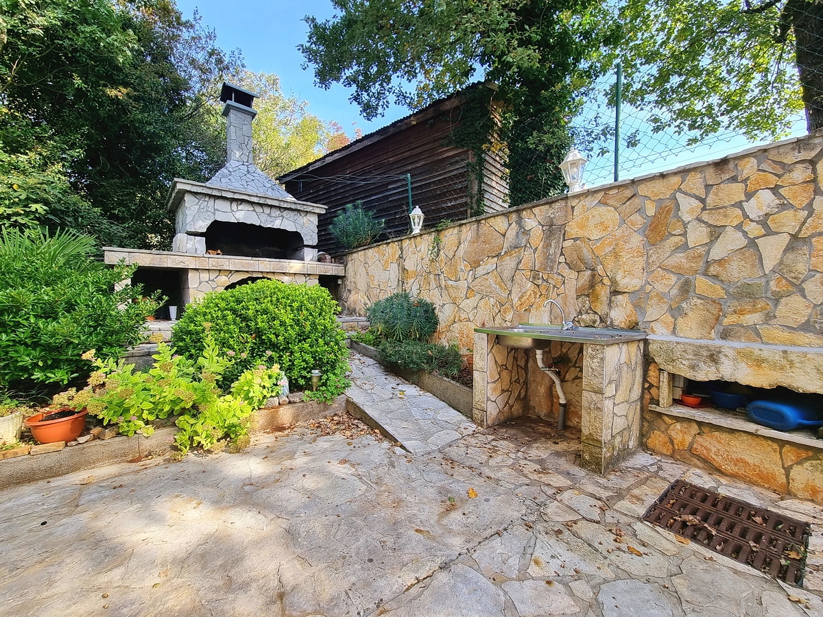 Malinska, samostojna hiša z vrtom na mirni lokaciji z razgledom!