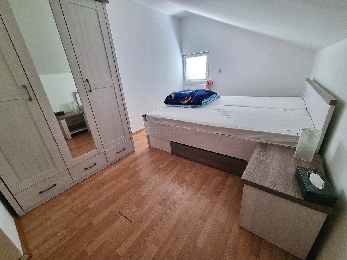 Malinska, samostojna hiša z vrtom na mirni lokaciji z razgledom!