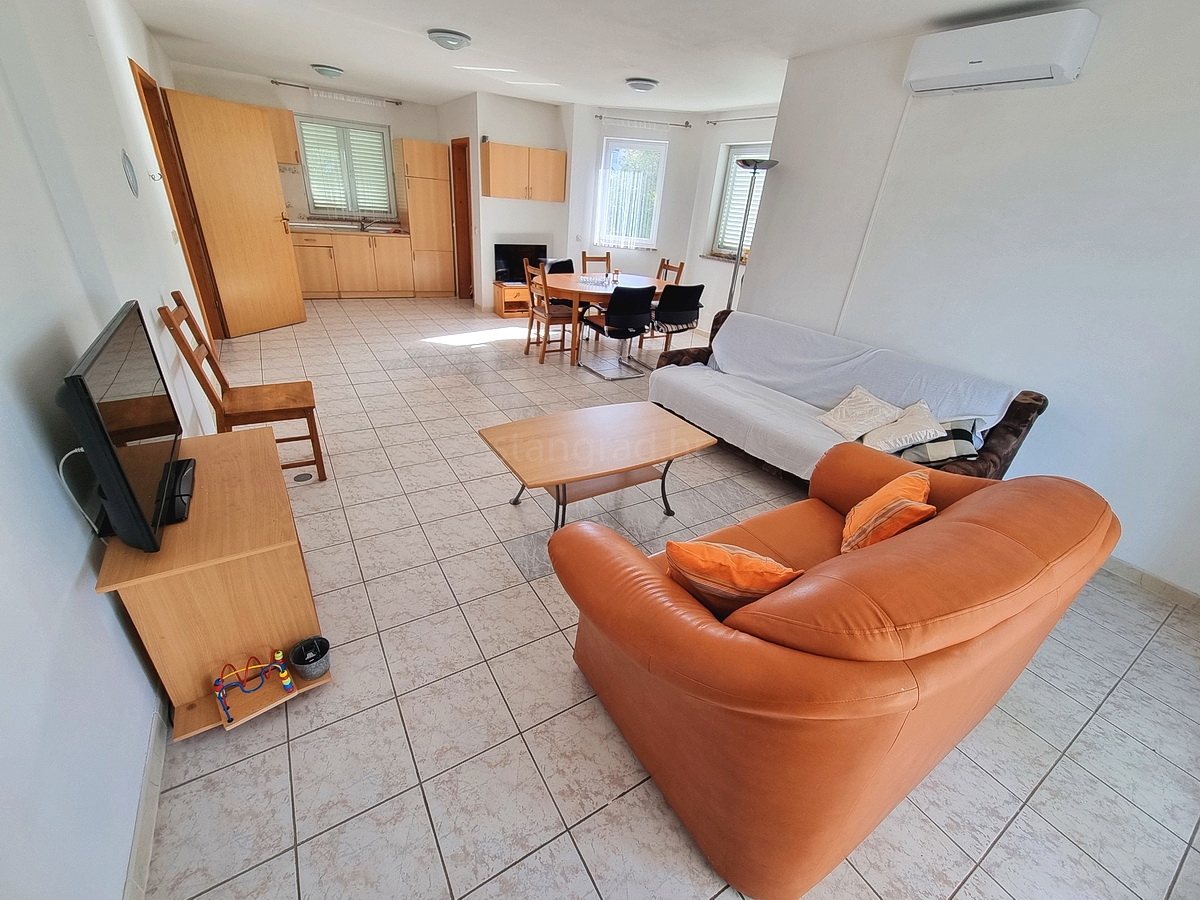 Malinska, samostojna hiša z vrtom na mirni lokaciji z razgledom!