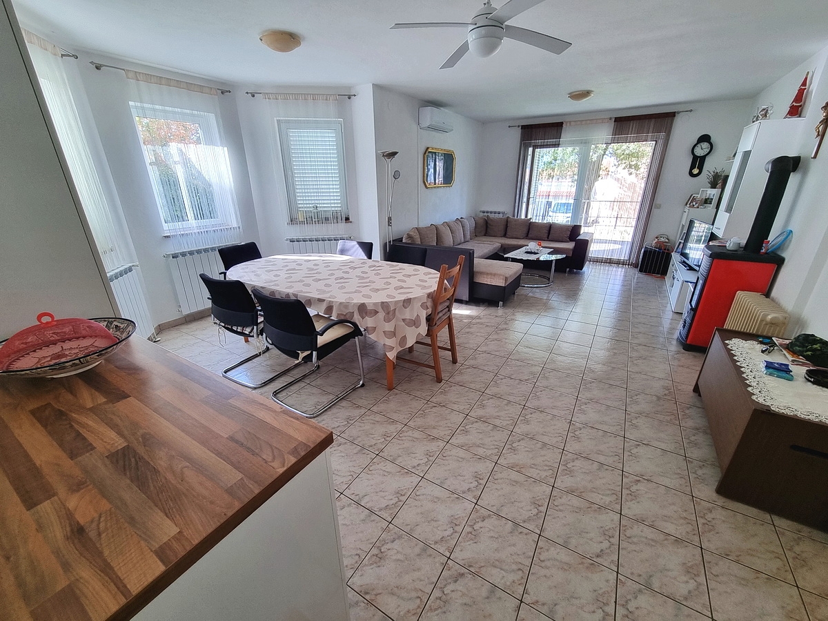 Malinska, samostojna hiša z vrtom na mirni lokaciji z razgledom!