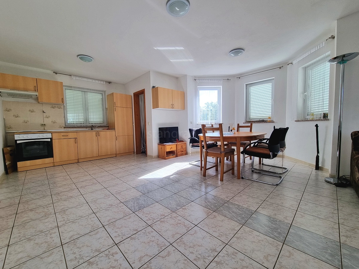 Malinska, samostojna hiša z vrtom na mirni lokaciji z razgledom!