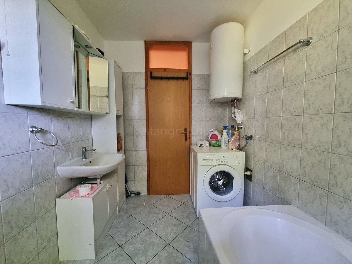 Malinska, samostojna hiša z vrtom na mirni lokaciji z razgledom!