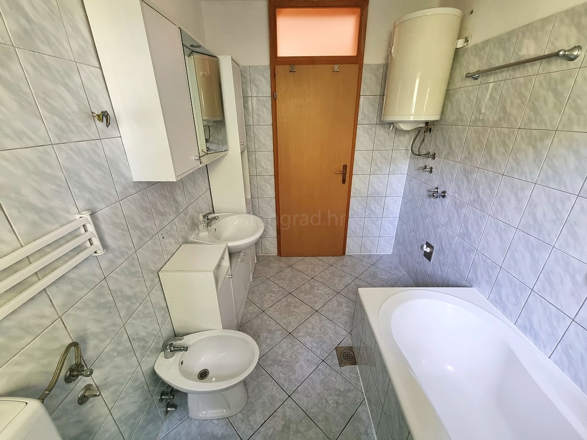 Malinska, samostojna hiša z vrtom na mirni lokaciji z razgledom!