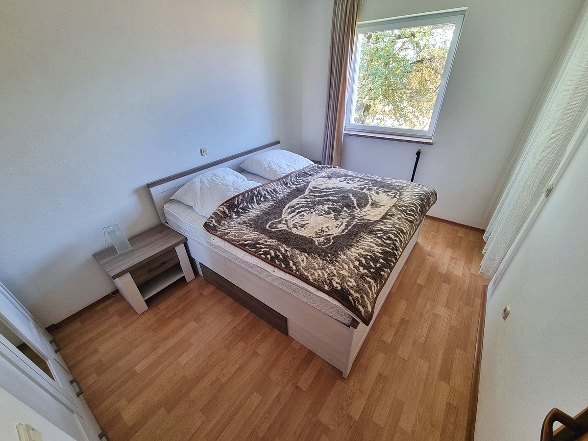 Malinska, samostojna hiša z vrtom na mirni lokaciji z razgledom!