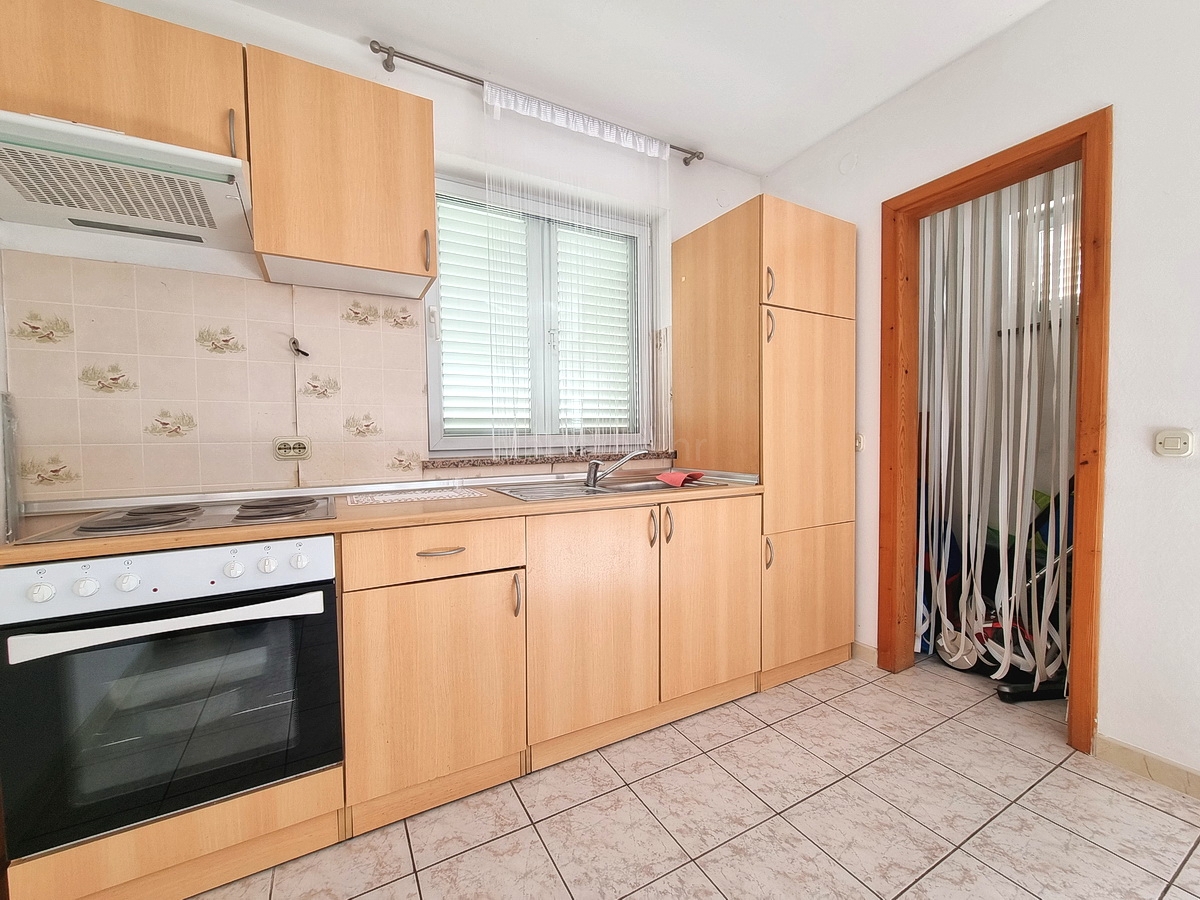 Malinska, samostojna hiša z vrtom na mirni lokaciji z razgledom!