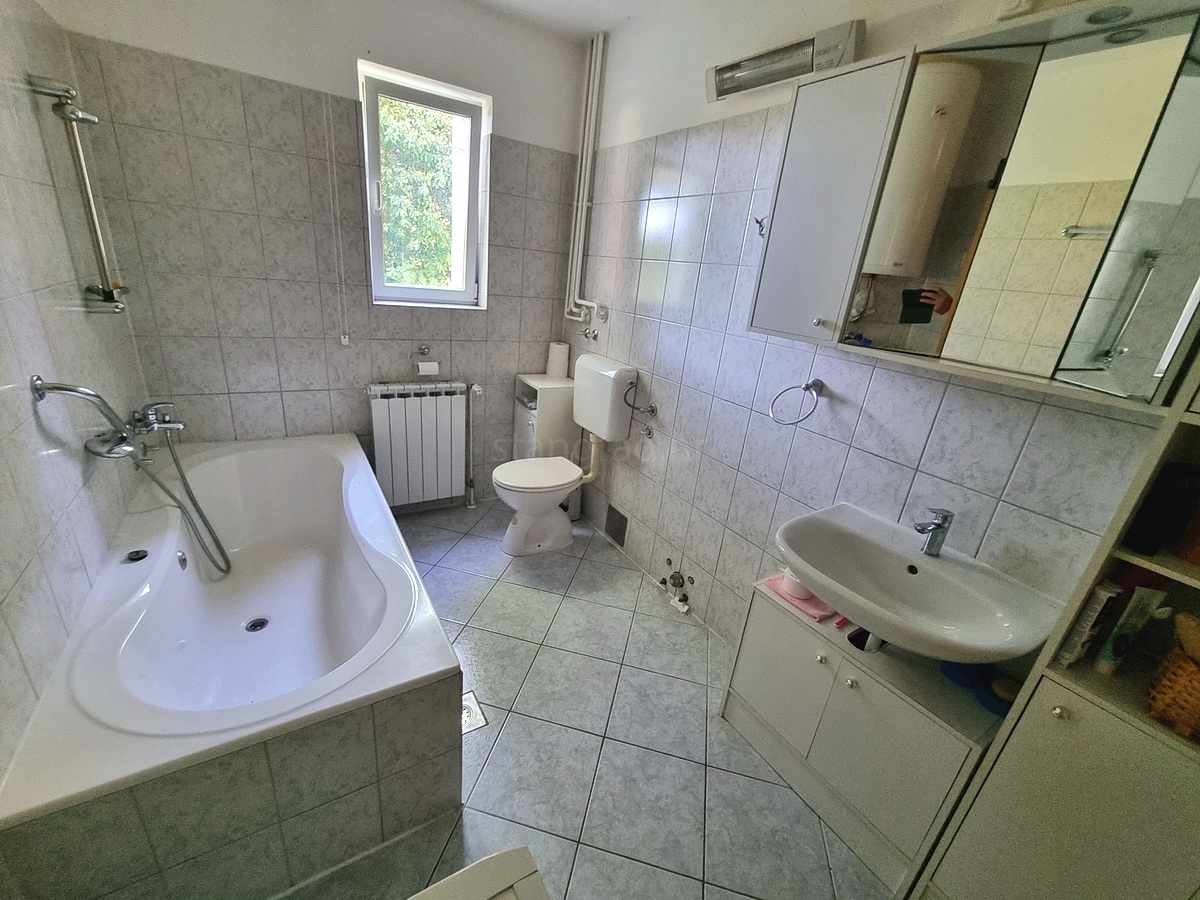 Malinska, samostojna hiša z vrtom na mirni lokaciji z razgledom!