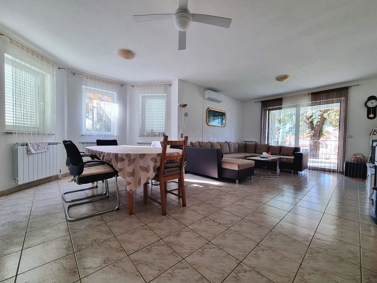 Malinska, samostojna hiša z vrtom na mirni lokaciji z razgledom!