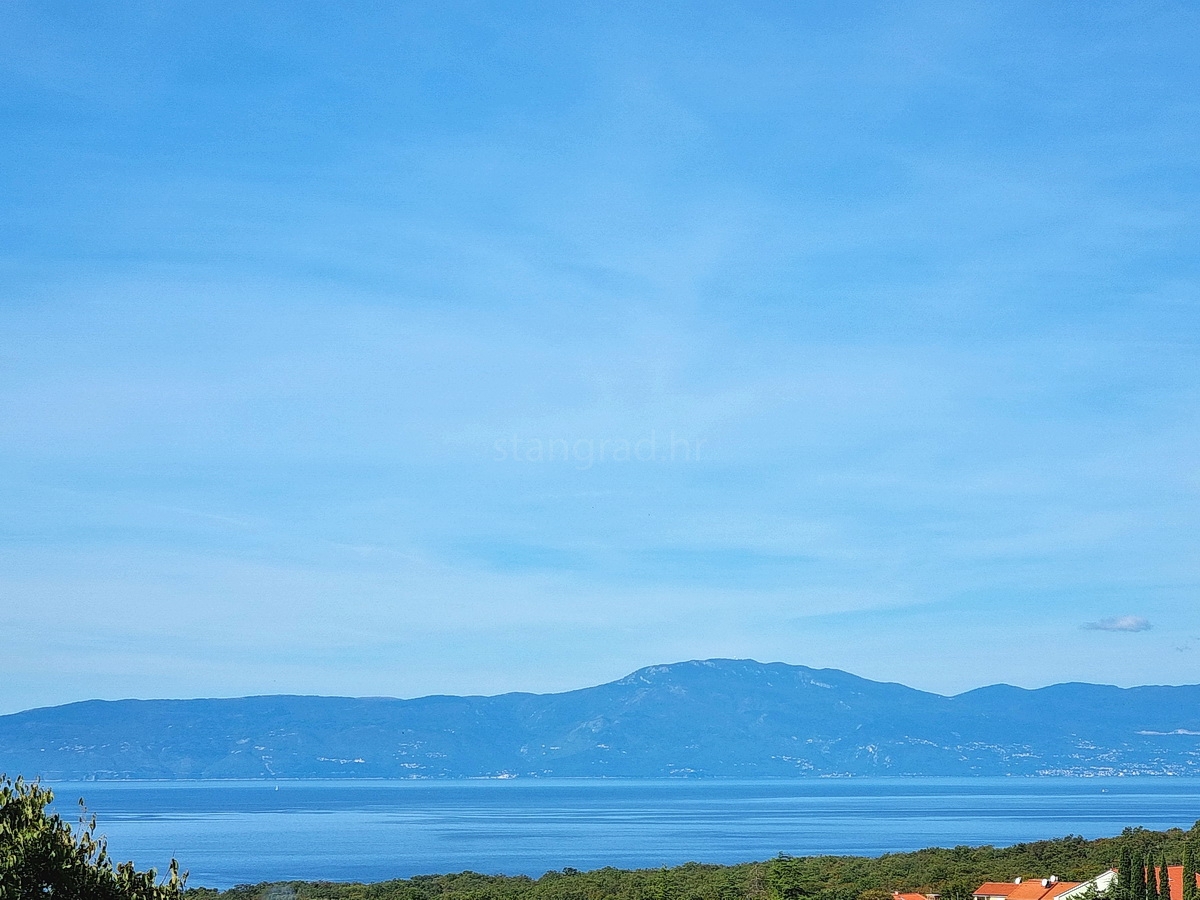 Malinska, samostojna hiša z vrtom na mirni lokaciji z razgledom!