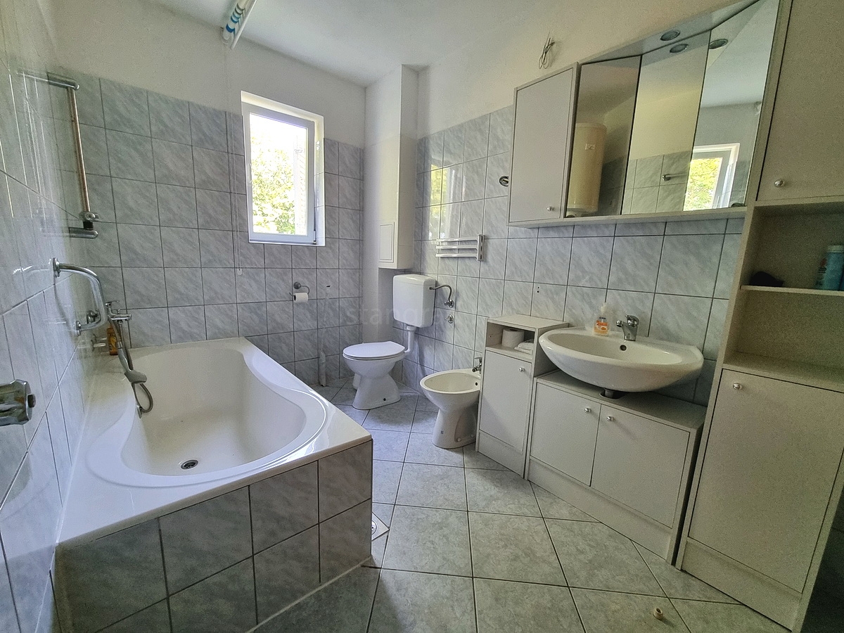 Malinska, samostojna hiša z vrtom na mirni lokaciji z razgledom!