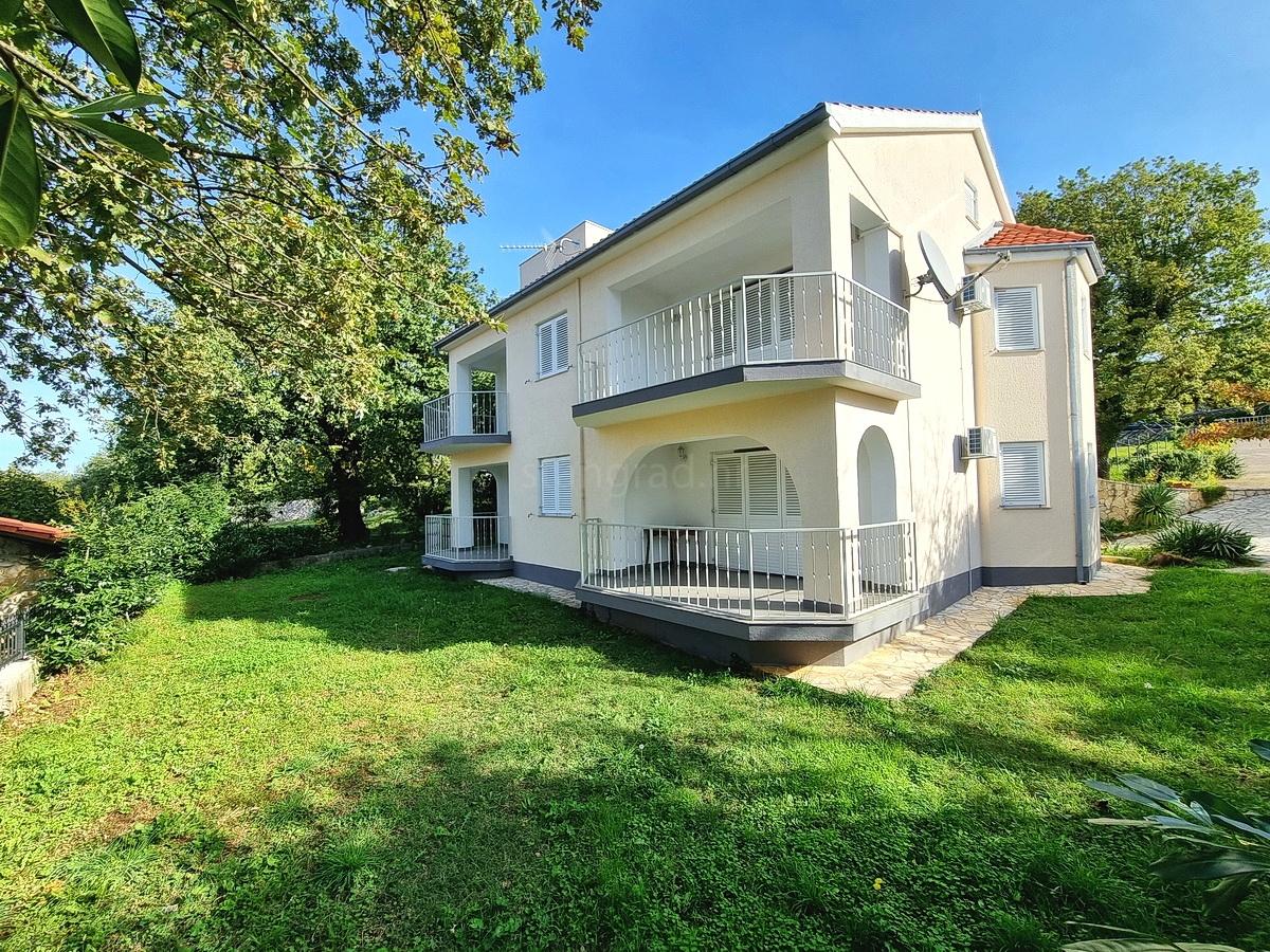 Malinska, samostojna hiša z vrtom na mirni lokaciji z razgledom!