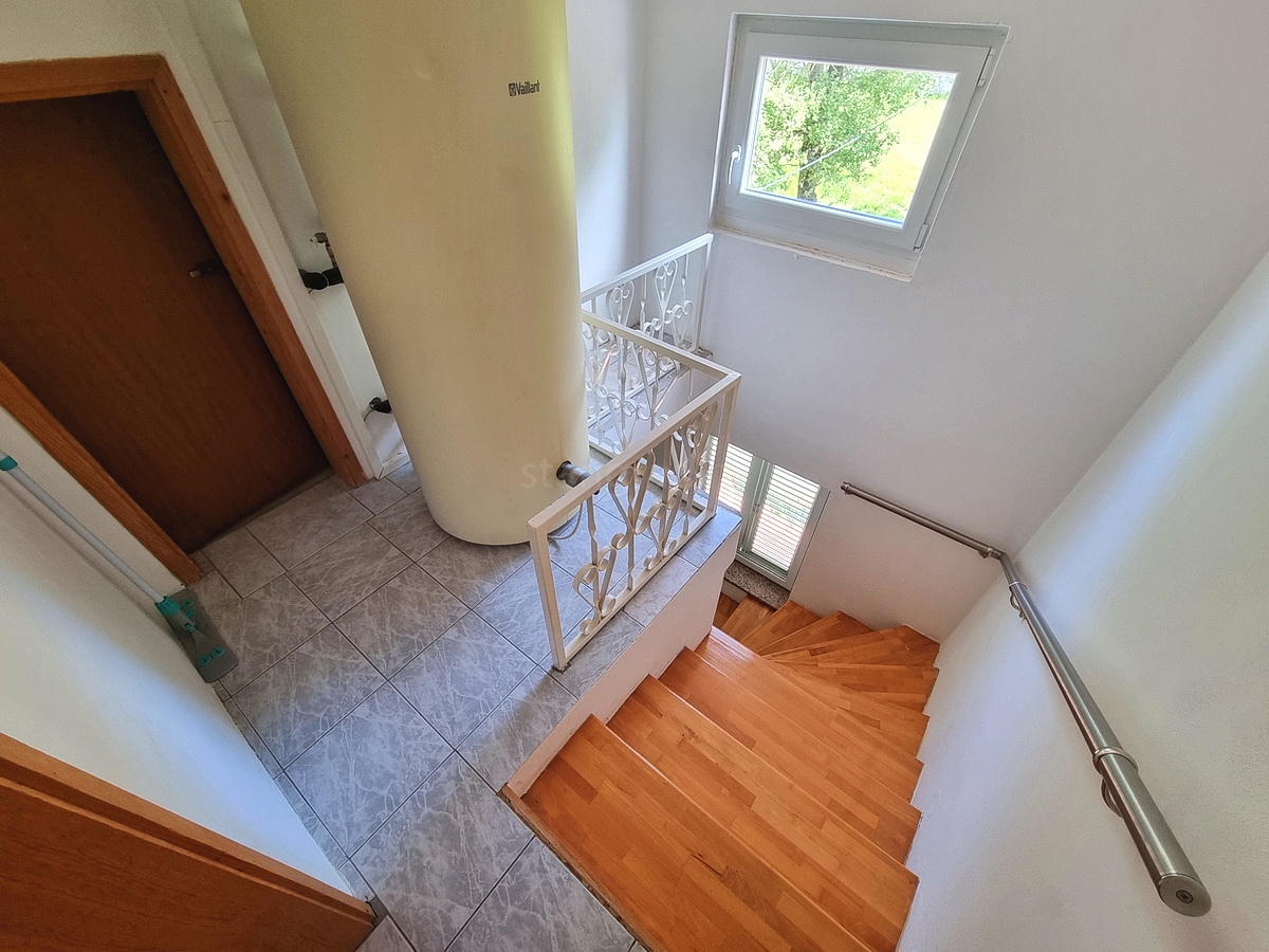 Malinska, samostojna hiša z vrtom na mirni lokaciji z razgledom!