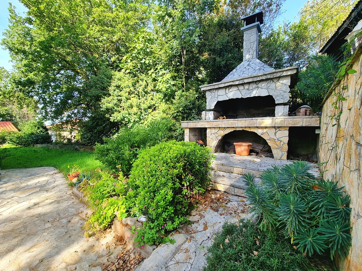 Malinska, samostojna hiša z vrtom na mirni lokaciji z razgledom!