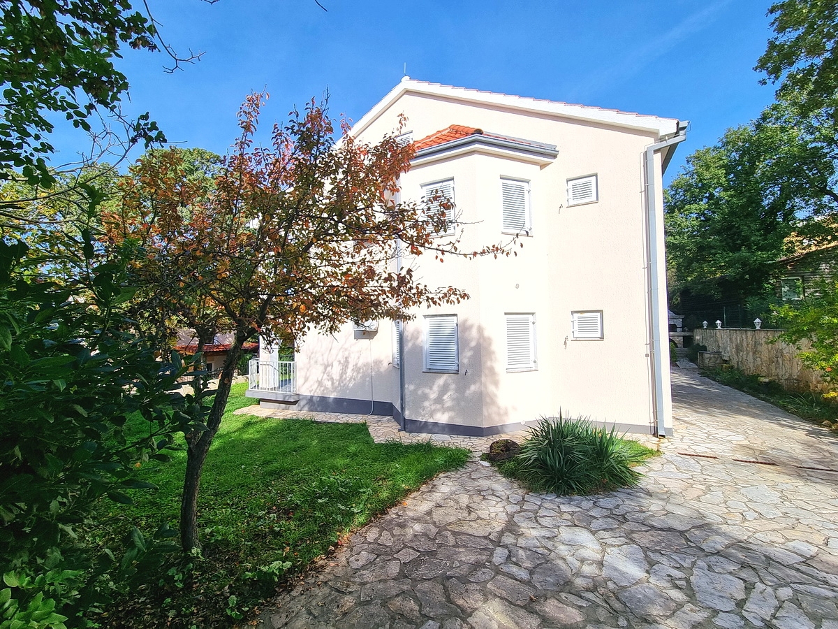 Malinska, samostojna hiša z vrtom na mirni lokaciji z razgledom!