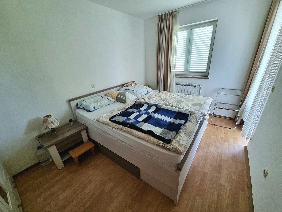 Malinska, samostojna hiša z vrtom na mirni lokaciji z razgledom!