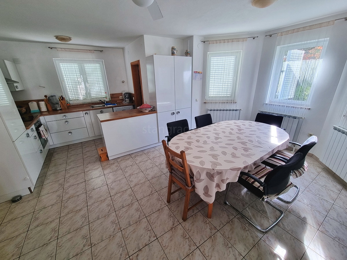 Malinska, samostojna hiša z vrtom na mirni lokaciji z razgledom!