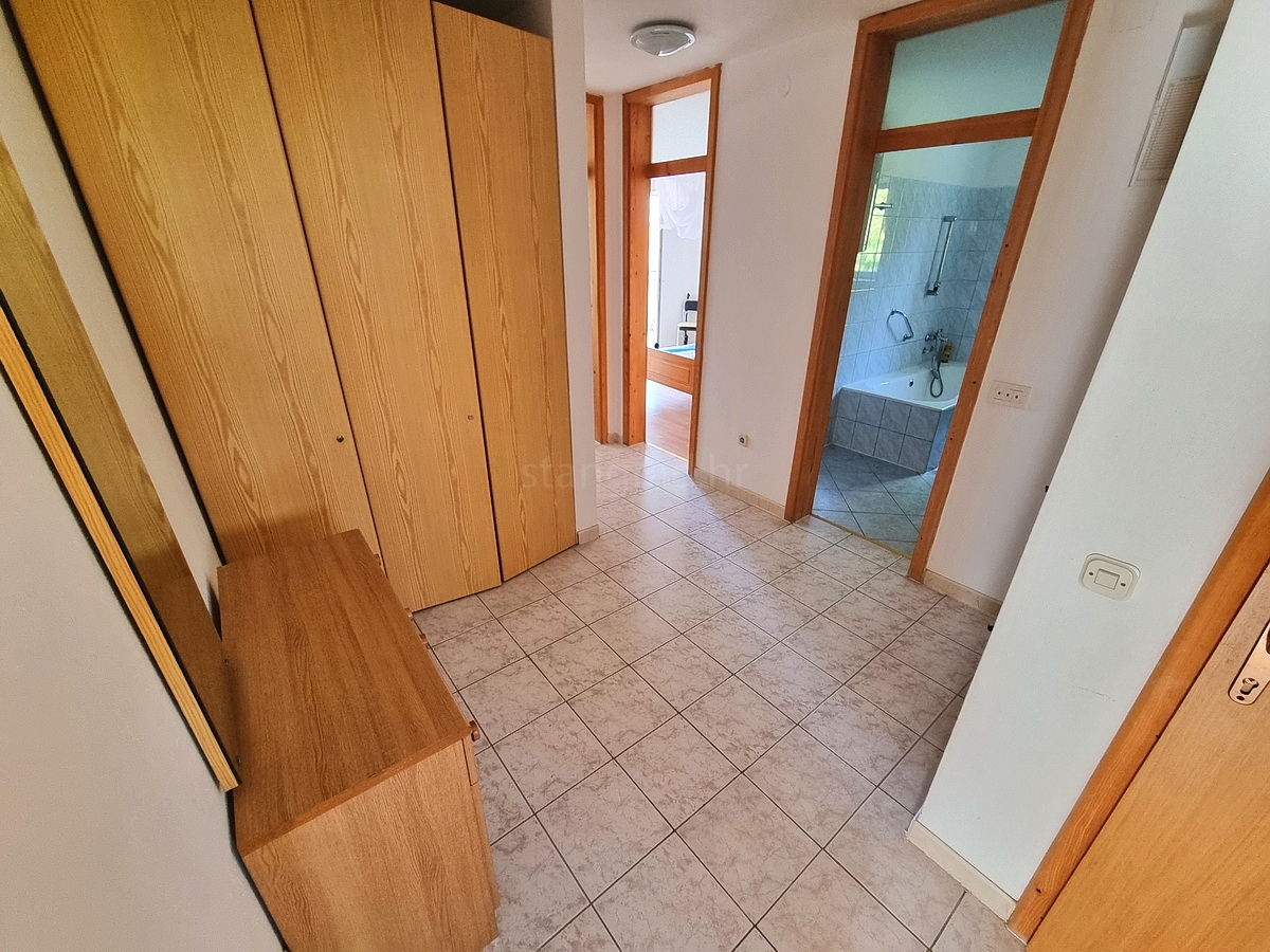 Malinska, samostojna hiša z vrtom na mirni lokaciji z razgledom!