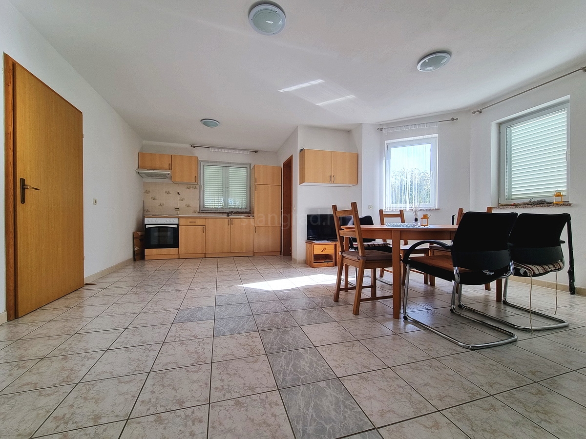 Malinska, samostojna hiša z vrtom na mirni lokaciji z razgledom!