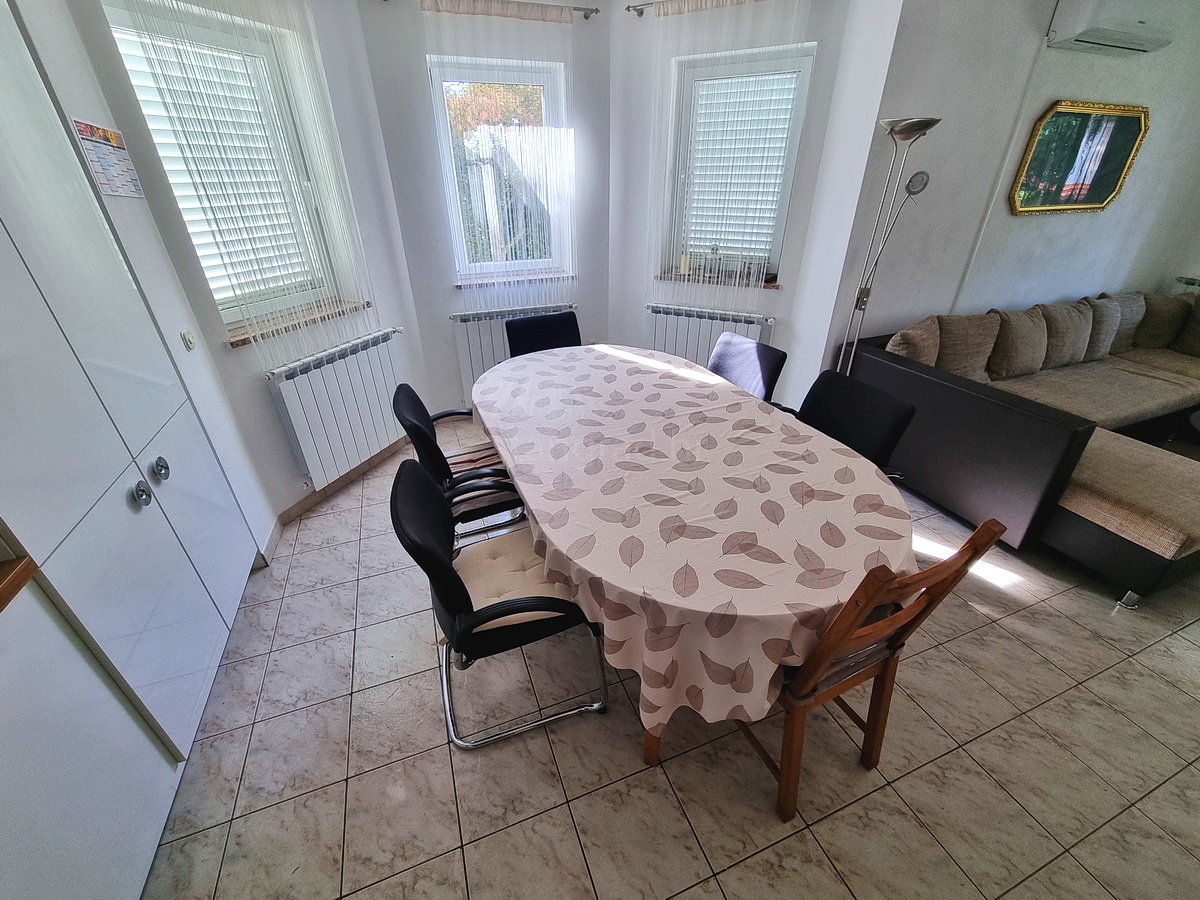 Malinska, samostojna hiša z vrtom na mirni lokaciji z razgledom!