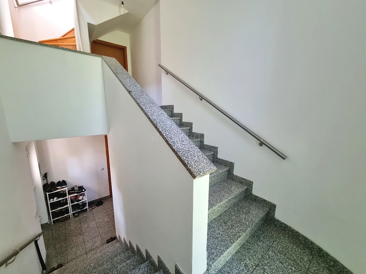 Malinska, samostojna hiša z vrtom na mirni lokaciji z razgledom!