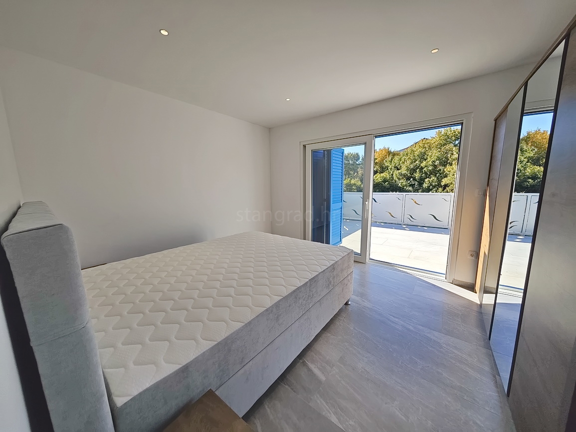 Vrbnik, moderna hiša z razgledom na mirni lokaciji!