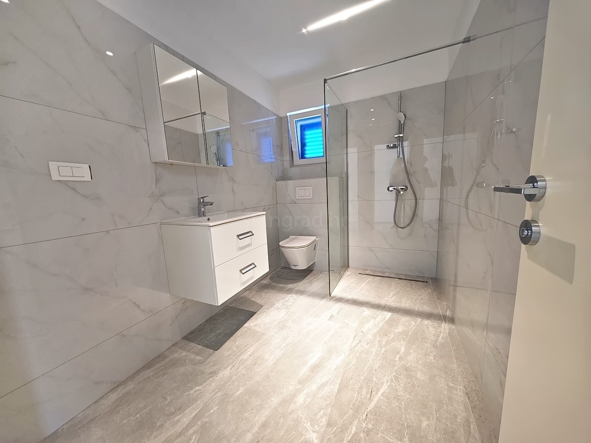 Vrbnik, moderna hiša z razgledom na mirni lokaciji!