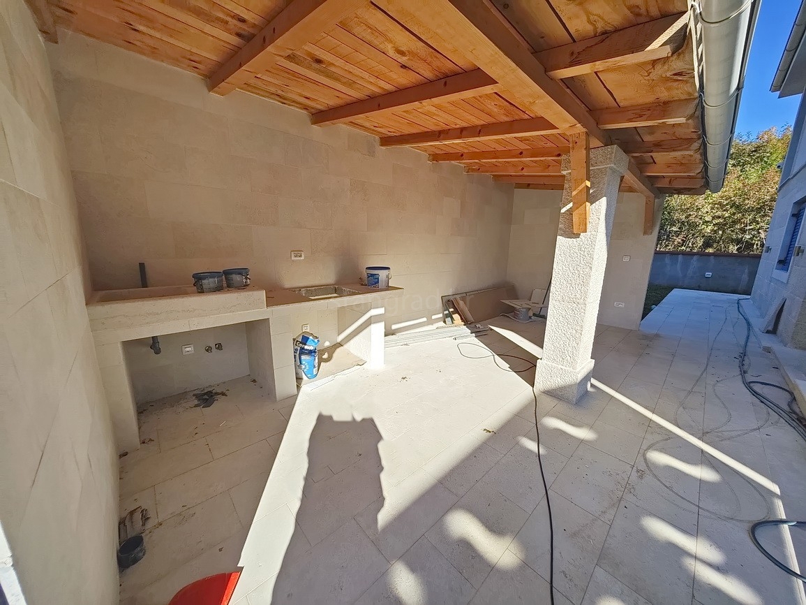 Vrbnik, moderna hiša z razgledom na mirni lokaciji!