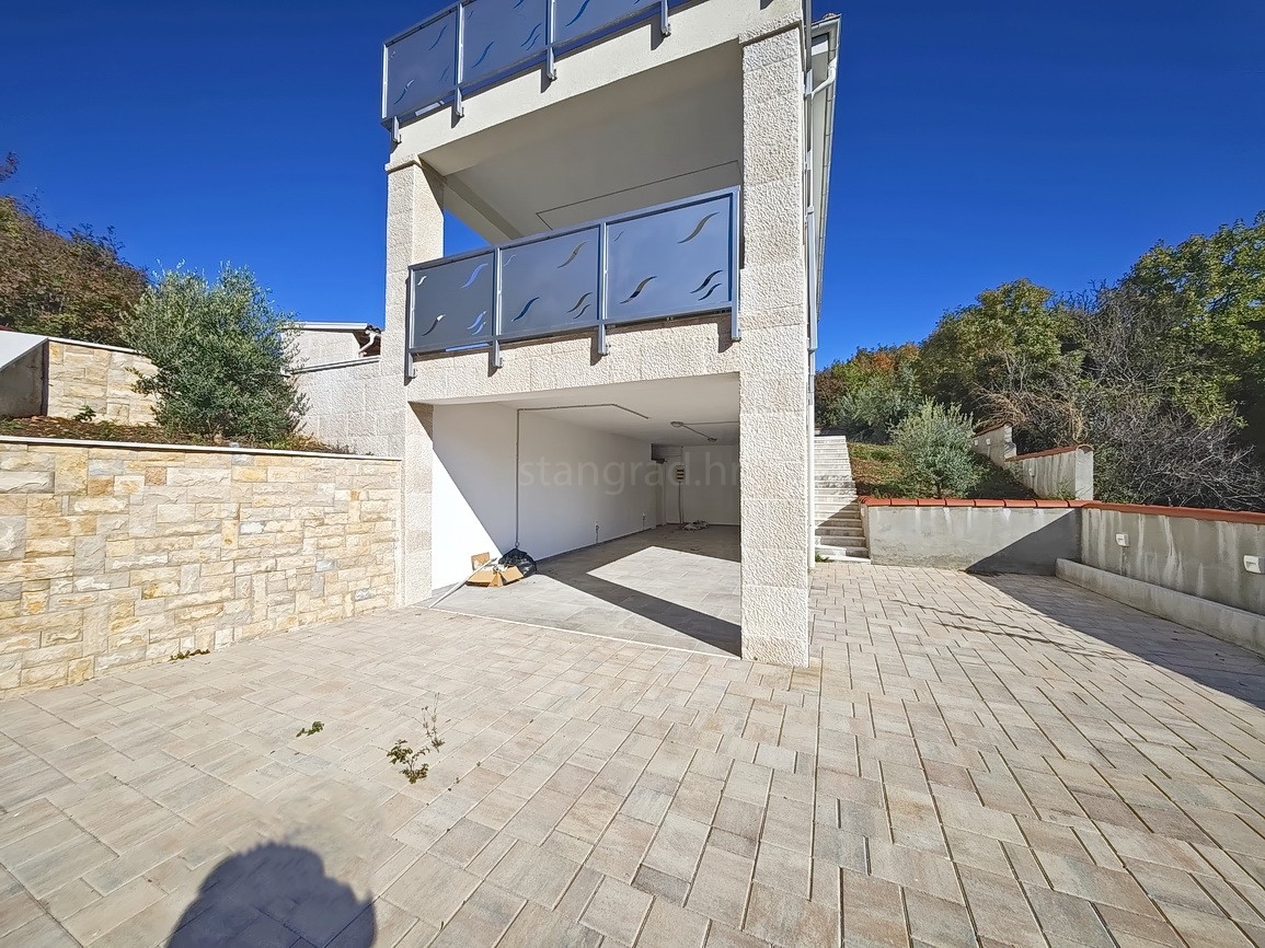 Vrbnik, moderna hiša z razgledom na mirni lokaciji!