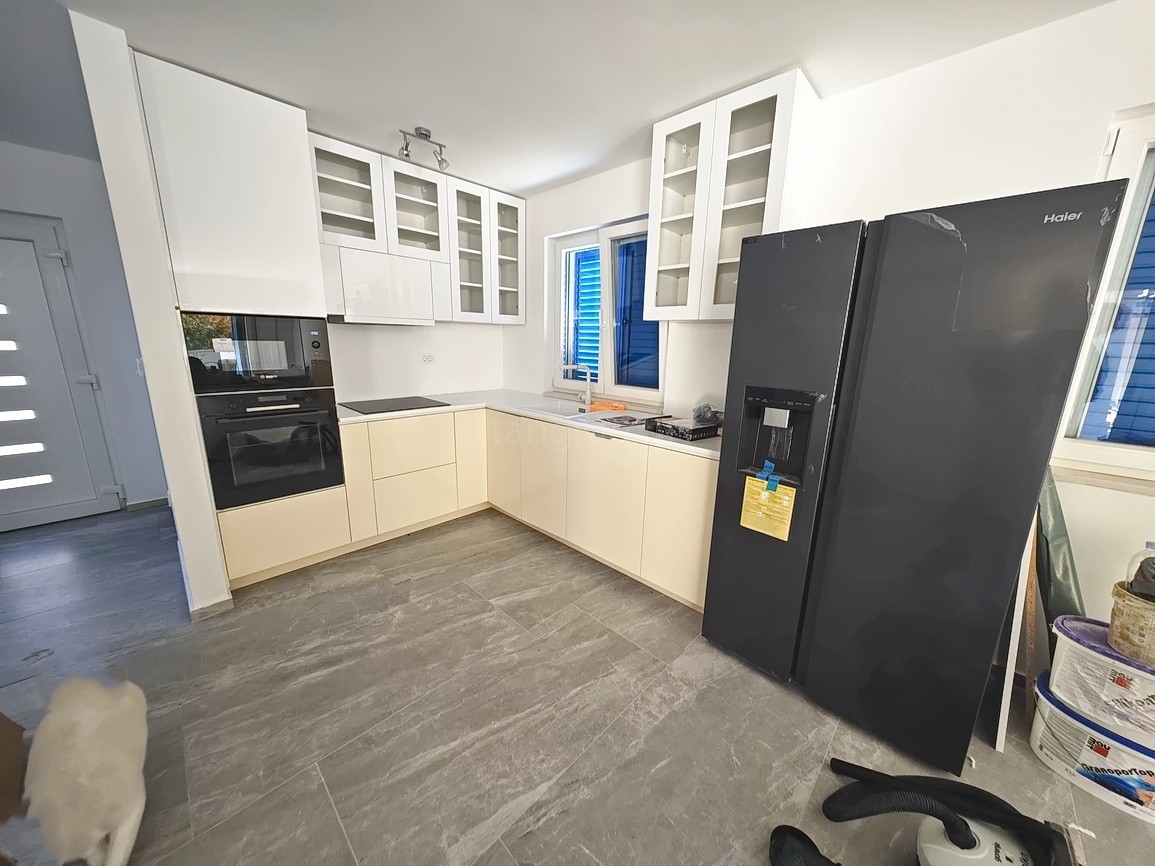 Vrbnik, moderna hiša z razgledom na mirni lokaciji!