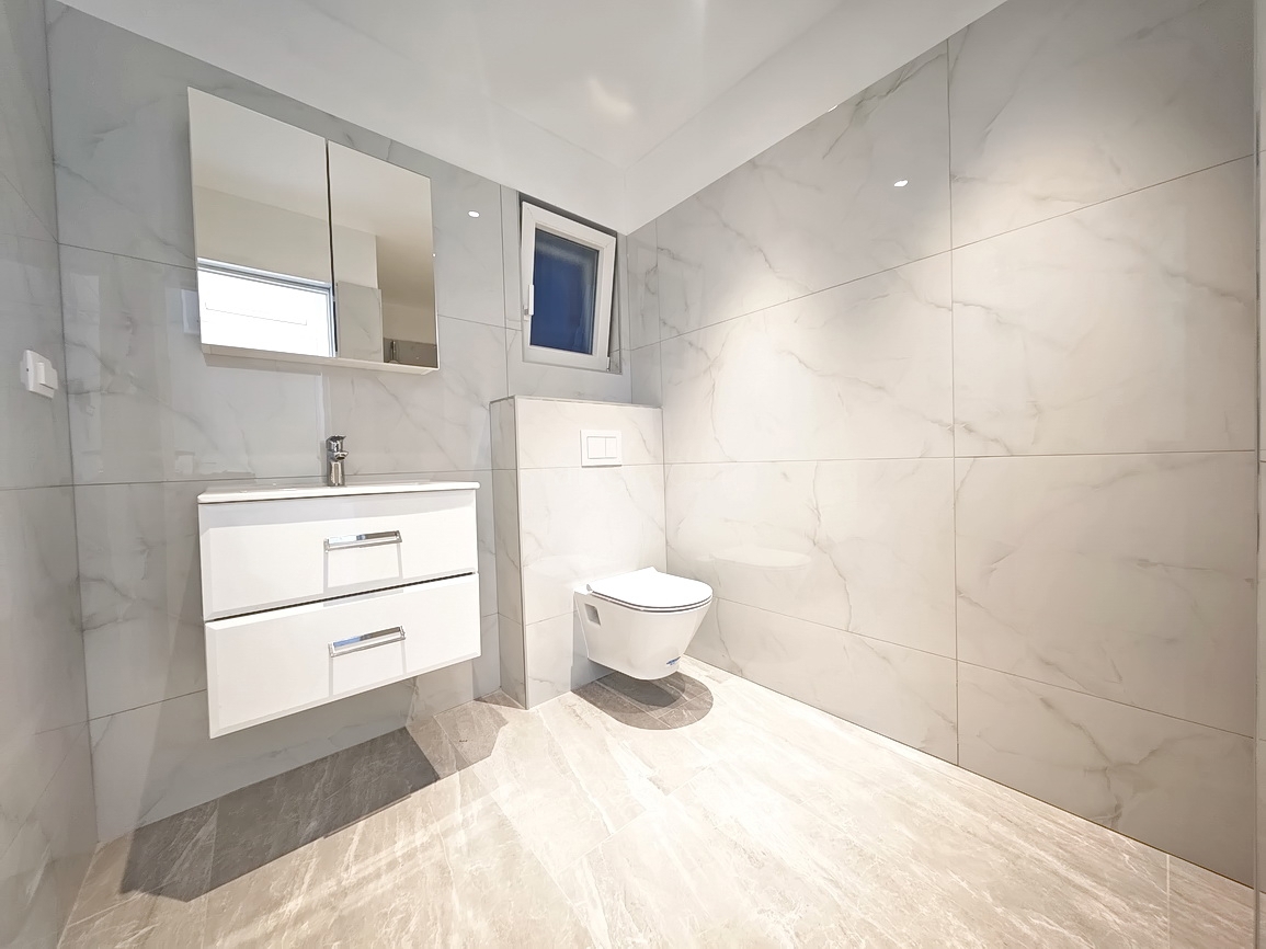 Vrbnik, moderna hiša z razgledom na mirni lokaciji!