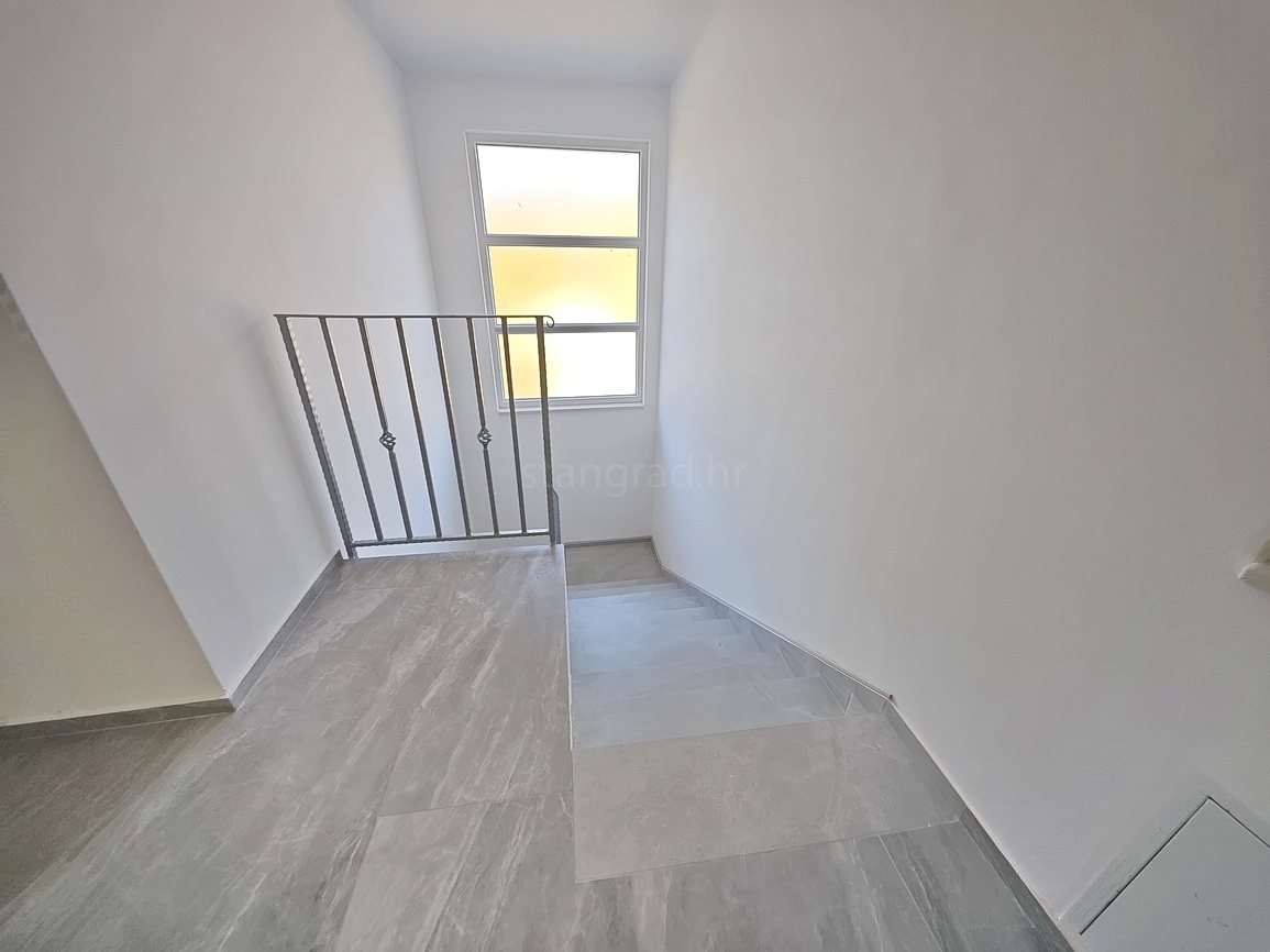 Vrbnik, moderna hiša z razgledom na mirni lokaciji!