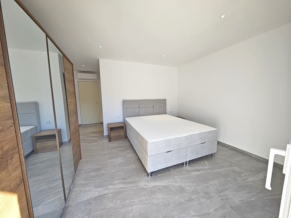 Vrbnik, moderna hiša z razgledom na mirni lokaciji!