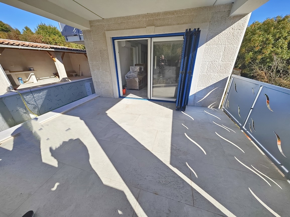 Vrbnik, moderna hiša z razgledom na mirni lokaciji!