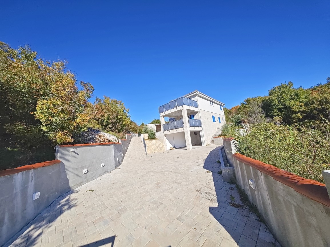 Vrbnik, moderna hiša z razgledom na mirni lokaciji!