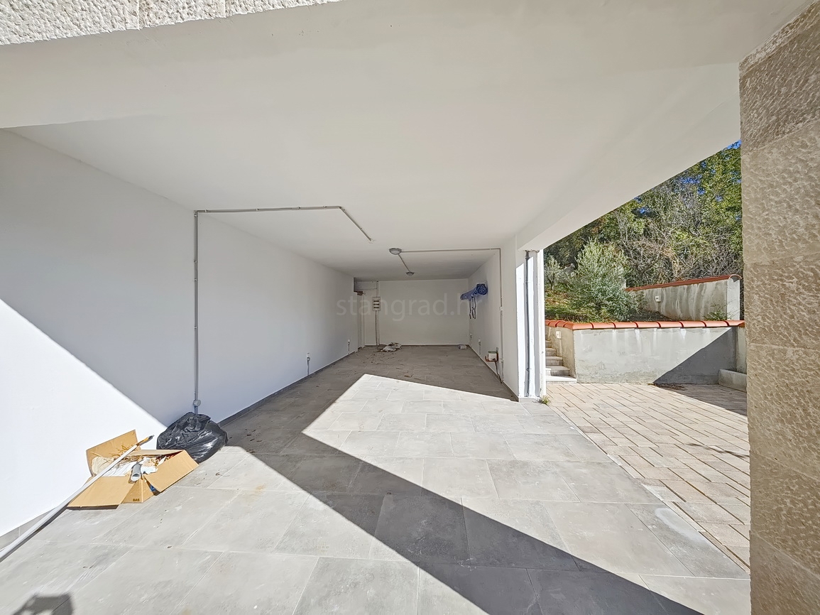 Vrbnik, moderna hiša z razgledom na mirni lokaciji!