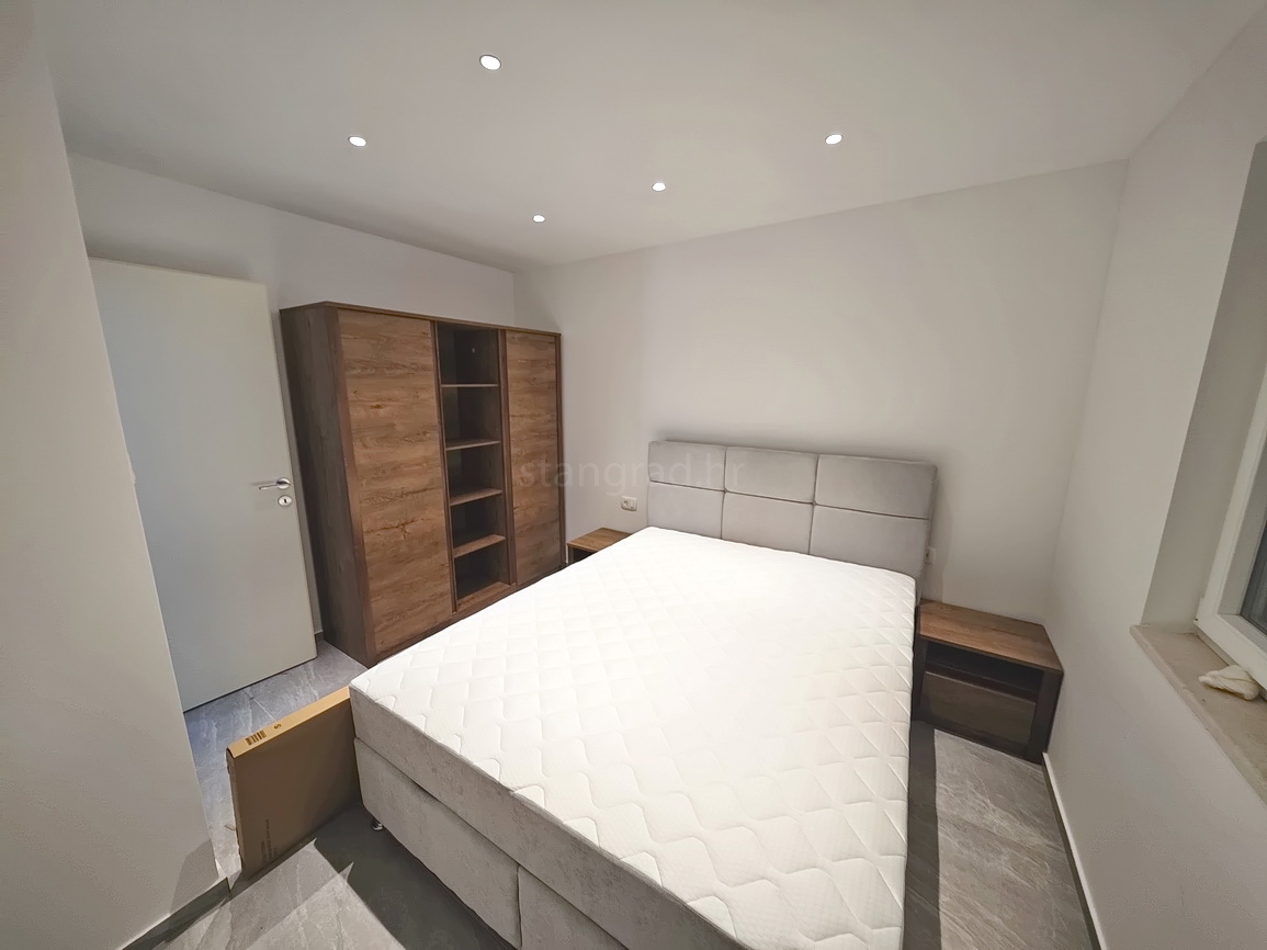 Vrbnik, moderna hiša z razgledom na mirni lokaciji!