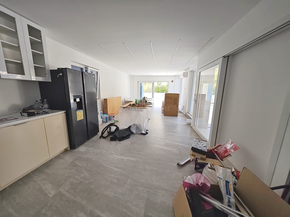 Vrbnik, moderna hiša z razgledom na mirni lokaciji!