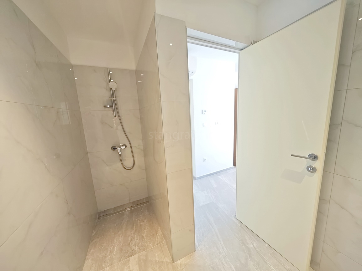 Vrbnik, moderna hiša z razgledom na mirni lokaciji!