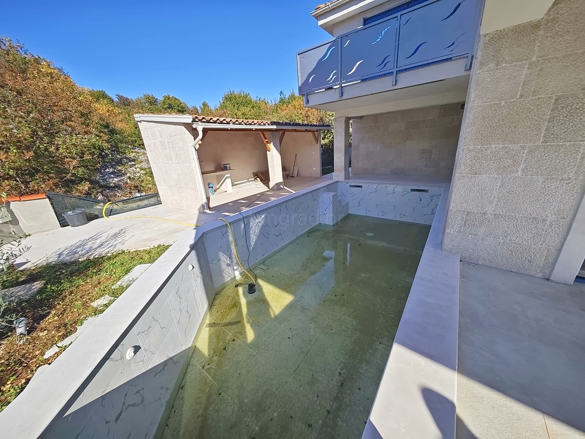 Vrbnik, moderna hiša z razgledom na mirni lokaciji!