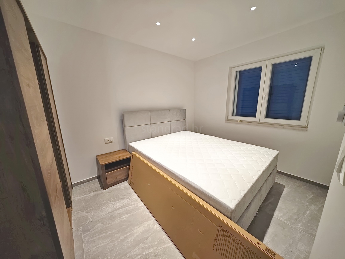 Vrbnik, moderna hiša z razgledom na mirni lokaciji!