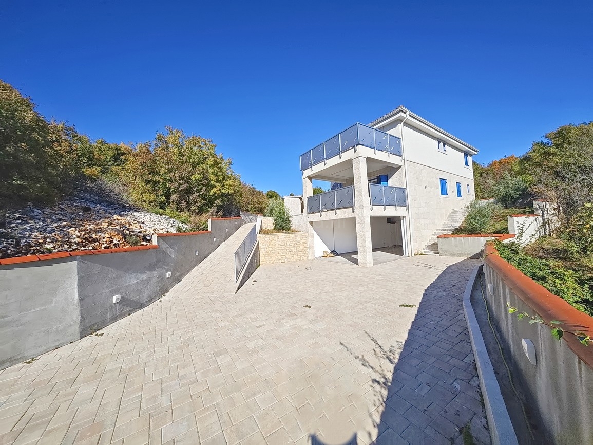 Vrbnik, moderna hiša z razgledom na mirni lokaciji!