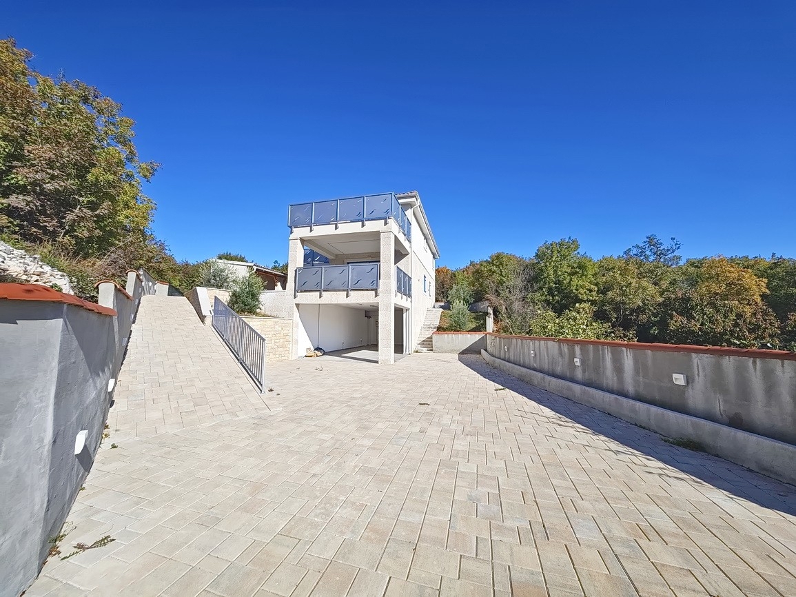 Vrbnik, moderna hiša z razgledom na mirni lokaciji!