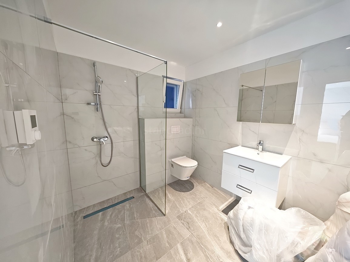 Vrbnik, moderna hiša z razgledom na mirni lokaciji!