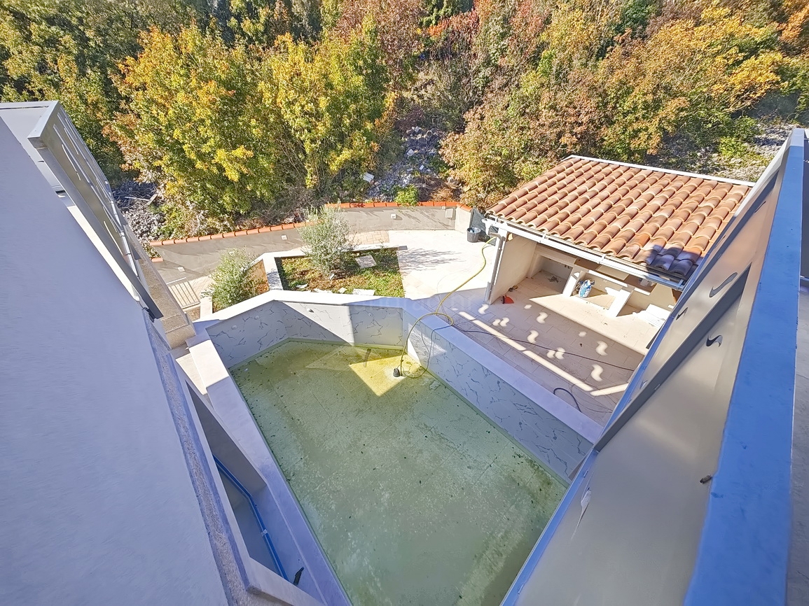 Vrbnik, moderna hiša z razgledom na mirni lokaciji!