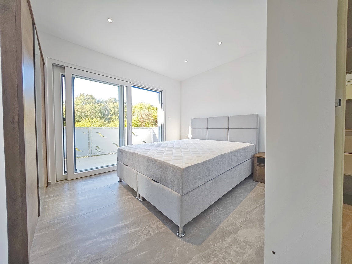 Vrbnik, moderna hiša z razgledom na mirni lokaciji!